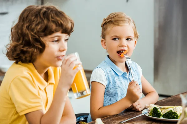 Cute Little Children Eating Vegetables Drinking Juice — Stock Photo, Image