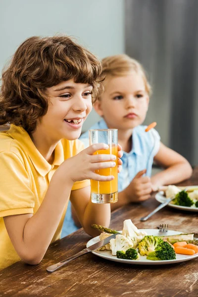 Schattig Weinig Kinderen Eten Gezonde Groenten Glimlachend Jongen Drinken Sap — Stockfoto