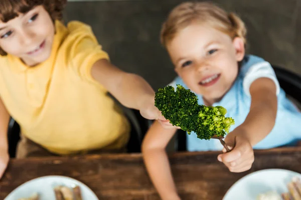 Blick Auf Entzückende Glückliche Kinder Die Gabeln Mit Brokkoli Der — Stockfoto