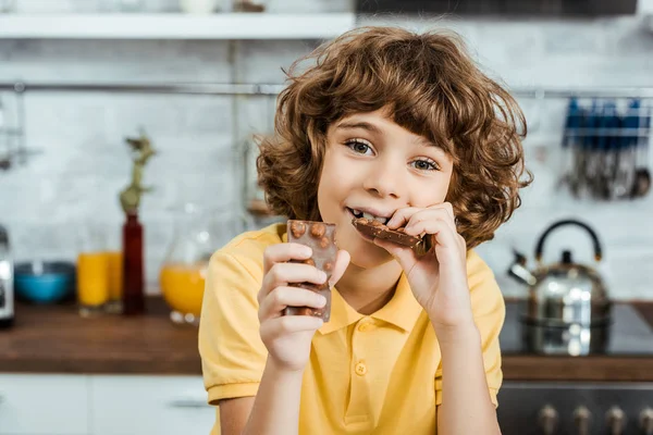 Αξιολάτρευτο Ευτυχισμένο Αγόρι Τρώει Σοκολάτα Φουντούκια Και Βλέπουν Φωτογραφικών Μηχανών — Φωτογραφία Αρχείου