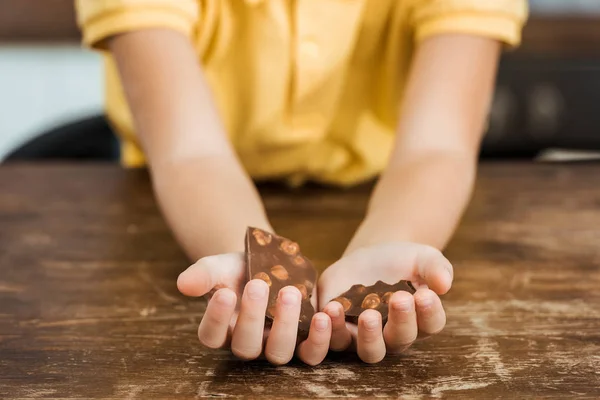Close Visão Parcial Crianças Segurando Pedaços Chocolate Delicioso Com Avelãs — Fotografia de Stock