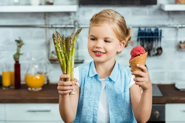 Милый Улыбающийся Ребенок Держит Вкусное Мороженое Конус Здоровую Спаржу — стоковое фото