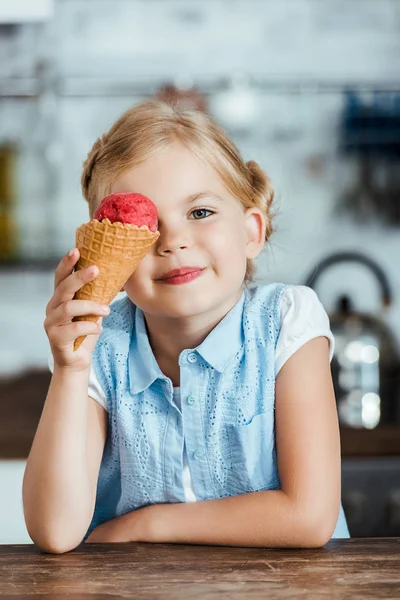 おいしい甘いアイス クリーム コーンを押しながらカメラに笑顔のかわいい幸せな子供 — ストック写真