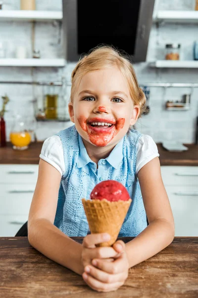 Manis Bahagia Anak Memegang Krim Lezat Kerucut Dan Tersenyum Kamera — Stok Foto