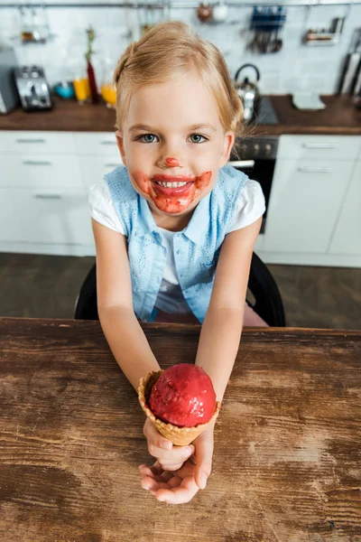 愛らしい小さな子おいしいアイスクリームを食べて カメラで笑顔のハイアングル  — 無料ストックフォト