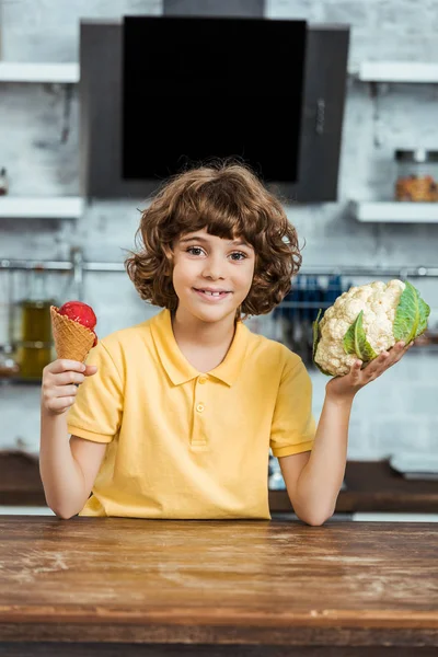 Lindo Niño Feliz Sosteniendo Helado Dulce Coliflor Saludable Sonriendo Cámara —  Fotos de Stock