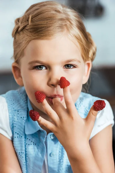 Criança Adorável Comendo Framboesas Olhando Para Câmera — Fotografia de Stock