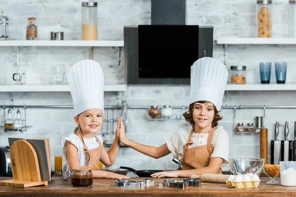 Schattige Kinderen Chef Mutsen Schorten Geven Hoge Vijf Lachend Camera — Stockfoto