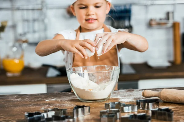 Niedliches Lächelndes Kind Schürze Bereitet Teig Für Plätzchen Vor — Stockfoto