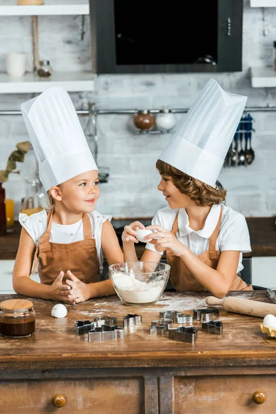 Słodkie Dzieci Fartuchy Czapki Szefa Kuchni Przygotowanie Ciasta Ciasteczka Uśmiechając — Zdjęcie stockowe
