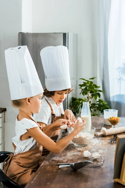 Zijaanzicht Van Schattige Lieve Kinderen Chef Mutsen Schorten Voorbereiding Van — Stockfoto