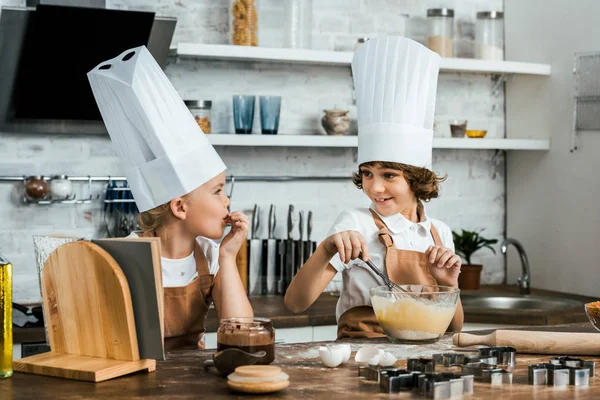 Bedårande Barn Chef Hattar Och Förkläden Leende Varandra Medan Förbereder — Stockfoto