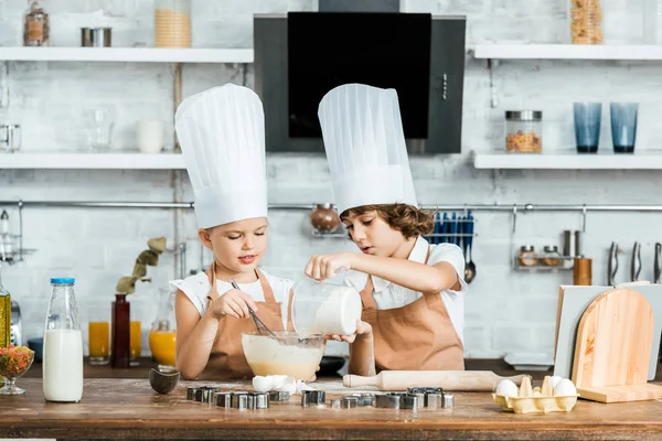 Schattige Kinderen Schorten Hoeden Van Chef Kok Voorbereiding Van Deeg — Stockfoto