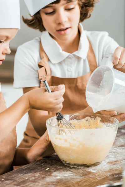 Tiro Recortado Los Niños Delantales Sombreros Chef Que Preparan Masa — Foto de Stock