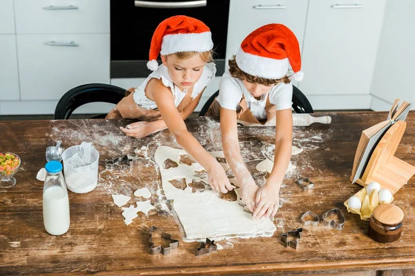 Noel Baba Şapkaları Birlikte Noel Kurabiyeleri Hazırlama Önlük Çok Güzel — Stok fotoğraf