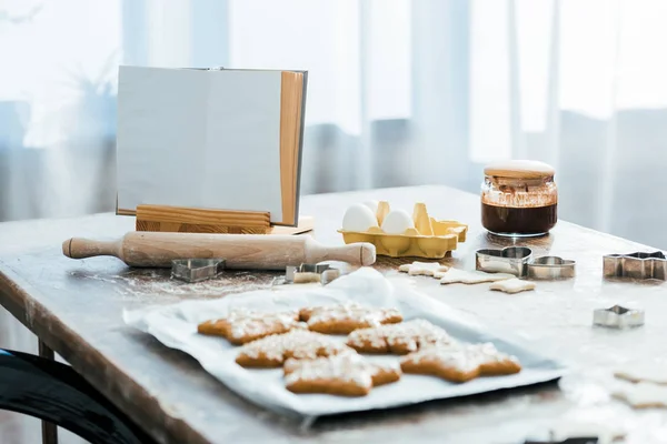 Vergrote Weergave Van Kookboek Gember Cookies Bakken Lade Ingrediënten Tafel — Stockfoto