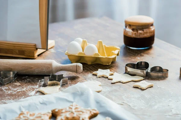 Vista Close Rolo Pino Biscoitos Gengibre Ingredientes Mesa — Fotografia de Stock