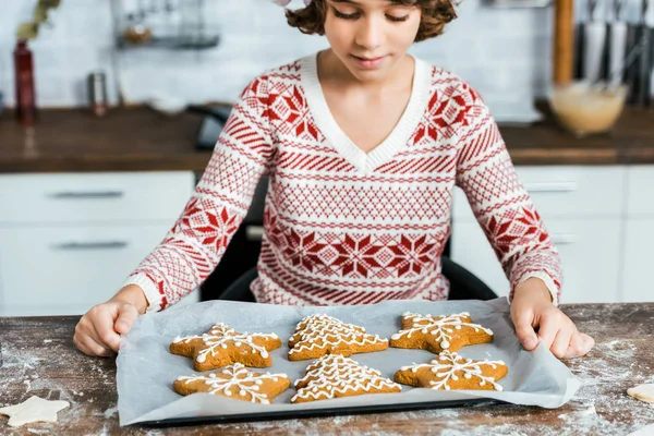 Tiro Cortado Menino Bonito Segurando Assadeira Com Deliciosos Biscoitos Natal — Fotografia de Stock