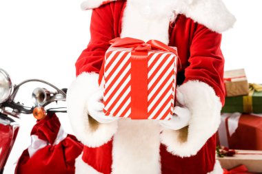 Claus santa üzerine beyaz izole çizgili hediye kutusu tutarak kırpılmış atış