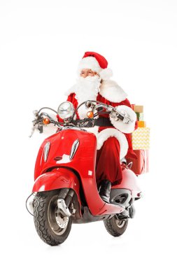 Noel Baba hediye kutuları üzerinde beyaz izole kırmızı vintage scooter sürme