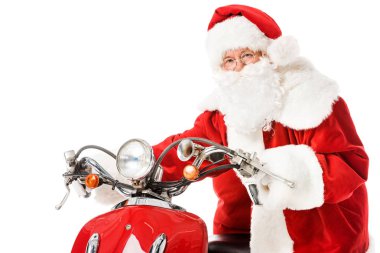 Noel Baba ile vintage kırmızı scooter üzerinde beyaz izole kamera bakıyor