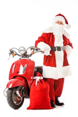 Noel Baba vintage kırmızı scooter ve üzerinde beyaz izole kamera bakarak çuval ile