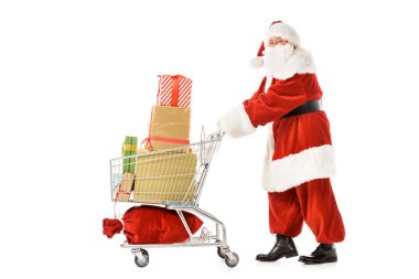 Noel Baba hediye kutuları tam alışveriş sepeti ile yürüyüş yan görünüm üzerinde beyaz izole