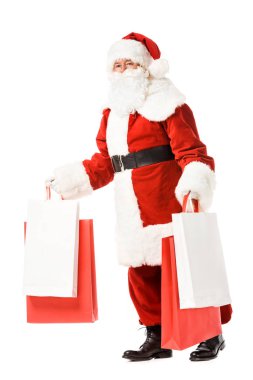 Noel Baba beyaz izole elinde kağıt torbalar ile yürüme