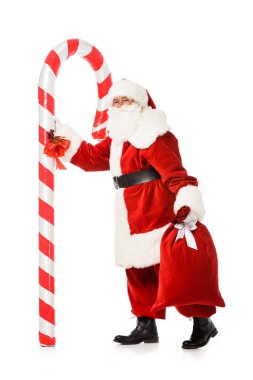 Noel Baba ile dev şeker kamışı ve üzerinde beyaz izole çuval yürüyüş