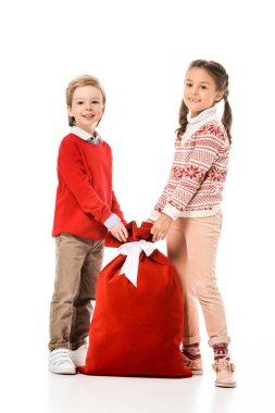 gülümseyen küçük çocuklar Noel Baba hediye torbayla beyaz izole kamera bakıyor