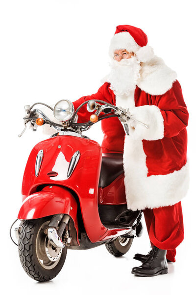 Санта-Клаус с винтажным красным скутером глядя в сторону изолированы на белом
