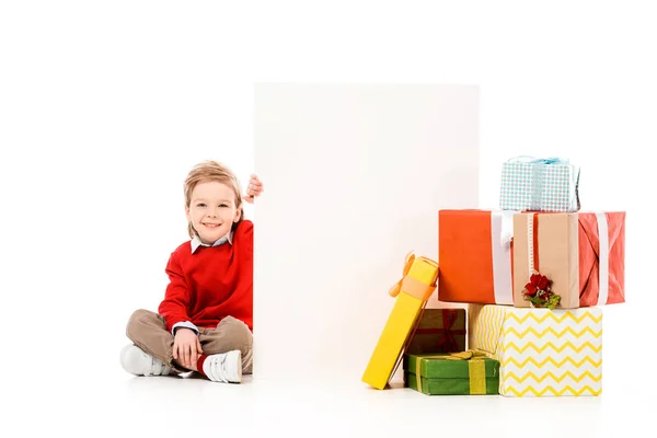 Ευτυχισμένο Παιδάκι Σωρό Χριστουγεννιάτικα Δώρα Και Κενό Πίνακες Που Απομονώνονται — Δωρεάν Φωτογραφία
