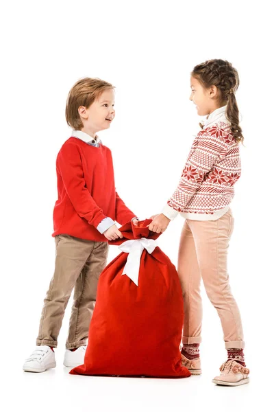 Entzückende Kleine Kinder Mit Weihnachtsmann Geschenksack Isoliert Auf Weiß — kostenloses Stockfoto