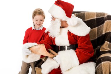 Noel Baba ve mutlu çocuk birlikte beyaz izole mektup okuma