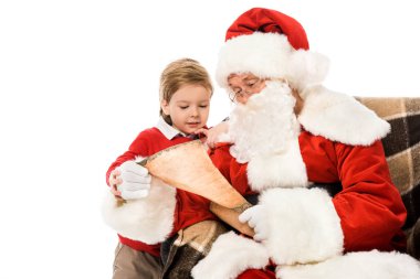 Noel Baba ve sevimli çocuk birlikte beyaz izole mektup okuma