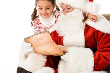 Noel Baba ve gülümseyen çocuk birlikte beyaz izole mektup okuma