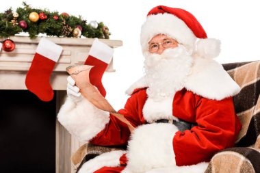 Noel Baba ile koltuk şömine ve üzerinde beyaz izole kamera bakarak yakın oturan mektup