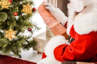 Noel Baba boş koltuğa siting okuyarak kadeh kırpılmış