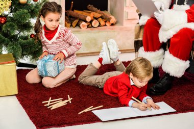 hediyeleri açma ve santa önünde çizim çocuklar kadeh kırpılmış
