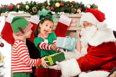 Çocuklar Noel Baba beyaz izole Noel hediyeleri alarak