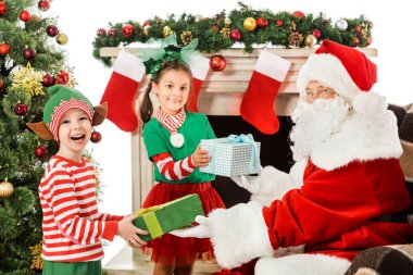 mutlu çocuklar Noel Baba beyaz izole Noel hediyeleri alarak