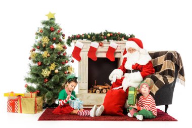 çocuklar ve santa oturma önünde birlikte beyaz izole şömine