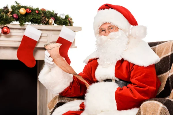 Santa Claus Con Carta Sentado Sillón Cerca Chimenea Mirando Cámara — Foto de Stock