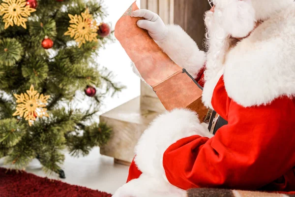 Recortado Disparo Santa Claus Lectura Carta Blanco Mientras Encuentra Sillón — Foto de Stock