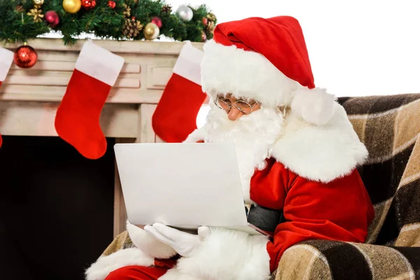 Concentrado Santa Claus Usando Portátil Mientras Está Sentado Sillón Cerca — Foto de stock gratis