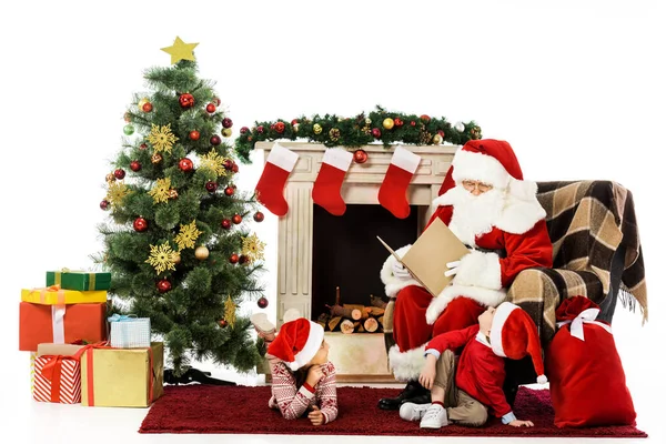 Gelukkige Jonge Geitjes Santa Ontspannen Bij Open Haard Geïsoleerd Wit — Stockfoto
