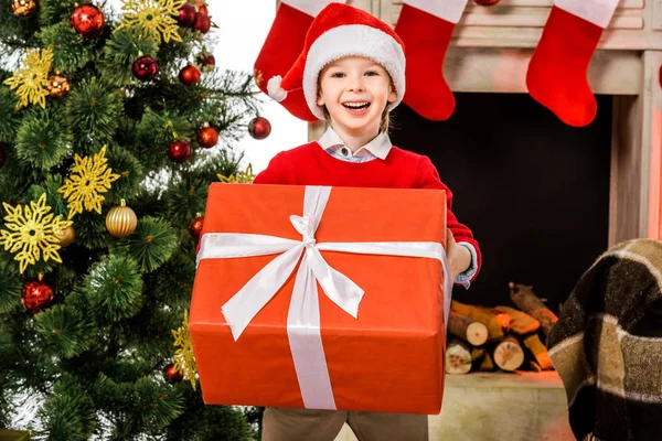 Niño Feliz Sosteniendo Gran Regalo Navidad Roja Mirando Cámara — Foto de stock gratuita