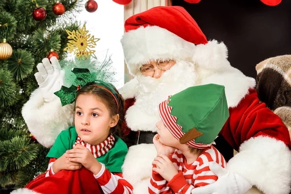 Nahaufnahme Von Weihnachtsmann Der Kinder Umarmt Und Die Kamera Winkt — Stockfoto