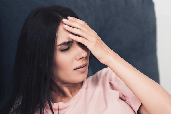 Close Shot Van Jonge Vrouw Die Lijden Aan Hoofdpijn — Stockfoto