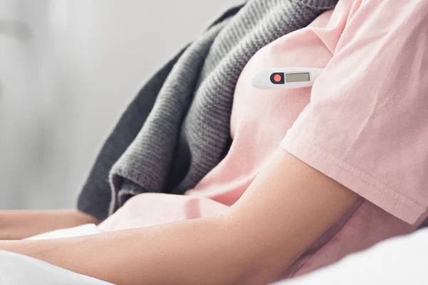 Kadın Yatakta Elektronik Termometre Ile Sıcaklık Ölçme Bardak Kırpılmış — Stok fotoğraf